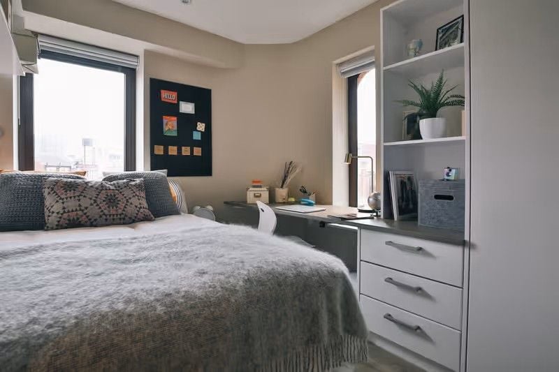 Classic Smaller 2 Bed Apartment - Shared Bathroom - room